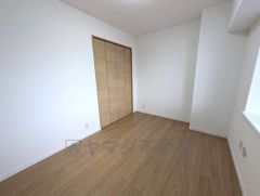 5.4帖。住む人のこだわりを活かす洋室＾＾クローゼットもあり荷物もすっきり片付けられ、ゆとりのある暮らしが出来ます＾＾ 