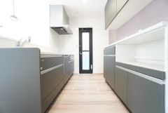 カップボード完備で作業の効率が大幅アップ＾＾ キッチン横には、家庭ごみの仮置きに重宝する勝手口付き。勝手口があることで、通風・採光の確保になります。