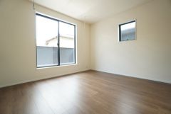寛ぎの時間を紡ぎだす主寝室は、大型ベッドを置いても余裕の広さを確保しています。