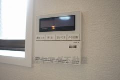 キッチン横からお湯張り、追い炊き、足し湯がボタン一つで楽々操作できる給湯機リモコンです＾＾忙しい夕飯の準備の時間帯に重宝しますね。