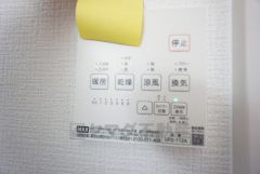 雨の日の洗濯も安心できる浴室暖房乾燥機付き浴室。リモコンで操作もボタン1つで簡単。