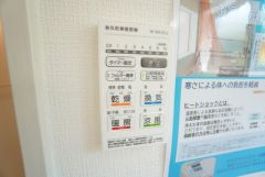 浴室暖房乾燥機には、暖房、乾燥、涼風、換気の4つの機能が付いています。タイマー付きです。換気・雨の日の洗濯も安心です＾＾