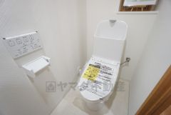 ウォシュレット、暖房便座、節電・節水機能など、使い勝手のよい高機能トイレです。小窓付きで換気する時に便利です＾＾淡いカラーのアクセントクロスで落ち着く空間＾＾ 