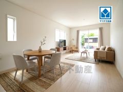 大きな掃き出し窓のあるリビングは、陽光あふれる明るい空間です。ゆったりと寛げる憩いの場となりそうです。家具はCGによるイメージ画像