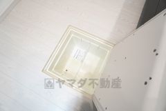 キッチンに床下収納があります。長期保存ができるもの、調理器具、防災グッズを入れておくのもいいですね。