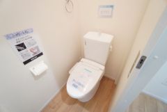 1階2階の2ヶ所にトイレがありますので、忙しい朝にも家族に気を使わず、ゆとりが生まれますね＾＾ 小窓付きで換気する時に便利です＾＾