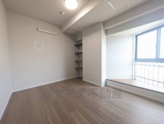 住む人のこだわりを活かす洋室＾＾広めのクローゼットもあり荷物もすっきり片付けられ、ゆとりのある暮らしが出来ます＾＾ クローゼットのほかに可動棚収納付き＾＾ 