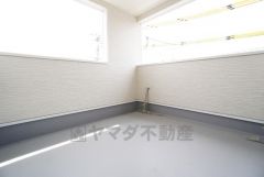 幅広のインナーバルコニーは多少の雨でも洗濯物を守ってくれ、家事を助けてくれること間違いなし。眩しすぎる日差しも和らげます。心地よい自然の光や風を感じることができ、ほどよく開放感のある空間＾＾ 