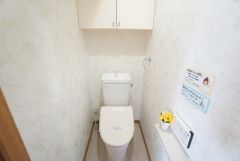 温水洗浄機付トイレです。節水機能もあるので、安心して使えますね。壁リモコンタイプのウォシュレット付き。すっきりした見た目で、トイレ奥の掃除もしやすいです。