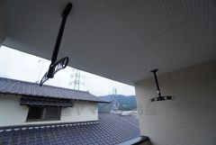 幅広のインナーバルコニーは多少の雨でも洗濯物を守ってくれ、家事を助けてくれること間違いなし。