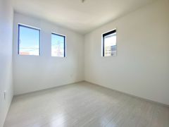 2面採光を確保した明るい室内は、風通しも良く、大変居心地の良い空間となっております。日当たりがよく、子供部屋としての利用もおすすめ。
