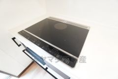 お手入れのしやすいIHクッキングヒーターです。3口コンロなので、効率よくお料理が楽しめます。毎日のお料理も楽しくなりますね＾＾