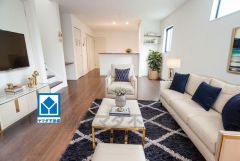 18.1帖。家族が集まる開放的なリビング。思い思いの時間を過ごしたり食事をしたり、素敵な団らんの場になりますね。家具はCGによるイメージ図です。