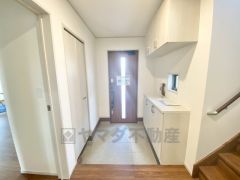 ご家族の靴をスッキリと片付けられるシューズボックス付きの玄関です＾＾スッキリと片付いた玄関は気持ちがいいです。