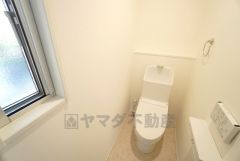 1階2階の2ヶ所にトイレがありますので、忙しい朝にも家族に気を使わず、ゆとりが生まれますね＾＾ 小窓付きで換気する時に便利です＾＾