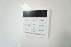 おいだき機能つきなのでお風呂に入る時間が異なるご家庭には嬉しいですね。ボタン一つで快適で便利な生活が＾＾