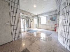 清掃の行き届いたきれいなエントランスです＾＾シンプル＆オシャレ感あり＾＾管理もしかっりとされており安心＾＾