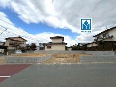 左側1号棟。右側2号棟。 スーパー、コンビニ、ドラッグストア徒歩約7分圏内。周辺環境充実しています＾＾