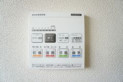 雨の日の洗濯も安心できる浴室暖房乾燥機付き浴室。リモコンで操作もボタン1つで簡単。