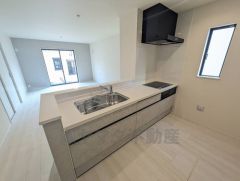 対面式キッチンなのでリビングにいるご家族とコミュニケーションを取りながら洗い物や、お料理が楽しめそうですね＾＾