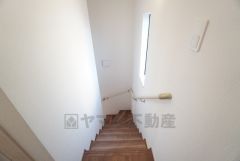 お子様も高齢の方も安心して上り下りができる手摺がついた安心設計です。 階段には小窓を配置しました。日中でも暗くなりがちな階段下が明るくなり安全ですね。