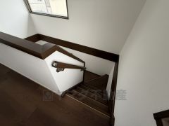 お子様も高齢の方も安心して上り下りができる手摺がついた安心設計です。 階段には小窓を配置しました。日中でも暗くなりがちな階段下が明るくなり安全ですね。 