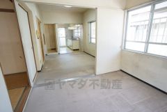 4.7帖。2面採光を確保した明るい洋室＾＾ 扉を開けて和室やダイニングとの一体利用も可能です＾＾ 