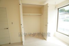 洋室にはハンガーパイプ付きのクローゼットが設けられています。たっぷり収納できるので衣替えの心配もいりませんね＾＾ 