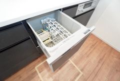 食事の後の手間を解消する食器洗い乾燥機付。冬場の洗い物で手荒れの悩みもなくなります。手洗いよりも節約できて便利。