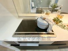 お手入れのしやすいIHクッキングヒーターです。3口コンロなので、効率よくお料理が楽しめます。毎日のお料理も楽しくなりますね＾＾