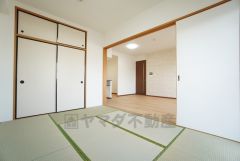 6帖。リビング隣には、ホッとできる和室を用意。客間としてはもちろん、お子様のお昼寝スペースや書斎としても活躍してくれそうです＾＾ 