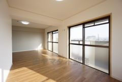 大きな掃き出し窓のあるリビングは、陽光あふれる明るい空間です。ゆったりと寛げる憩いの場となりそうです。