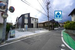 現地（2025年10月）撮影。住人以外の車の進入も少なく、小さなお子様を持つご家庭にも安心です。