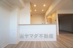 窓から光が差し込む明るいダイニングです＾＾