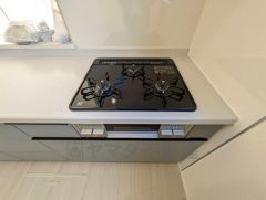 3種類の料理が同時に調理できる、3口ガスコンロ。忙しい夕食の支度時間が短縮できて効率よくお料理が楽しめます。