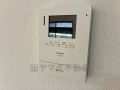 防犯はもちろん、セールスマン対策にもなるモニター付きインターホンです。 来訪者の顔が見えるので安心ですね＾＾