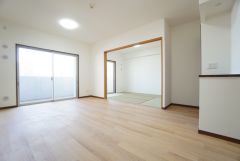 大きな掃き出し窓のあるリビングは、陽光あふれる明るい空間です。ゆったりと寛げる憩いの場となりそうです。 
