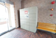 宅配ボックス付き。お仕事中や外出中などの不在時にも荷物が受け取れるのはとっても便利ですね＾＾セキュリティ面でも安心です＾＾ 