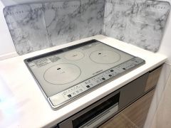 CG加工により小物等を撤去しております。IHクッキングヒーターは火を使わないため、火災の発生リスクを抑えることが出来ます。汚れてもサッとふけてお掃除らくらく＾＾