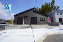 オール電化・平屋新築戸建が新登場です。シンプルでいつまでも飽きのこないデザインが周囲の環境に調和し、どんなご家族にもフィットするデザインです。