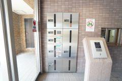 宅配ボックス付き。お仕事中や外出中などの不在時にも荷物が受け取れるのはとっても便利ですね＾＾