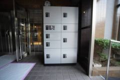 宅配ボックス付き。お仕事中や外出中などの不在時にも荷物が受け取れるのはとっても便利ですね＾＾セキュリティ面でも安心です＾＾