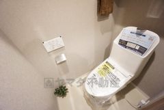ウォシュレット、暖房便座、節電・節水機能など、使い勝手のよい高機能トイレです。 上部には収納棚が付いています＾＾ 