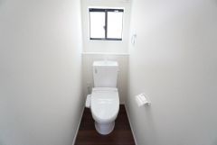 1階2階の2ヶ所にトイレがありますので、忙しい朝にも家族に気を使わず、ゆとりが生まれますね＾＾ 小窓付きで換気する時に便利です＾＾