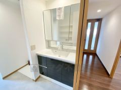 三面鏡裏収納付き洗面化粧台です＾＾ 歯磨きセットやスキンケア用品などの収納に便利ですね。