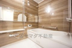 1日の疲れを癒すくつろぎのバスルーム。足を伸ばしてもゆったりと入れるサイズです。お子様と一緒にお風呂に入っても狭くないですね＾＾ 