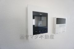 防犯やセールスマン対策にもなるモニター付きインターホン。