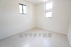 明るい洋室です。ナチュラル色のフローリングで開放的な優しい雰囲気になっています＾＾ベッドや机を置いてもゆとりのある広さです。