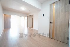 大きな掃き出し窓のあるリビングは、陽光あふれる明るい空間です。ゆったりと寛げる憩いの場となりそうです。