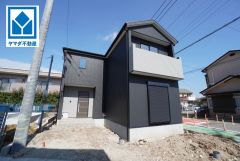 小学校まで徒歩3分・中学校まで徒歩7分。お子様の通学も安心＾＾